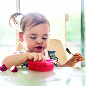 baby girl eatting food img